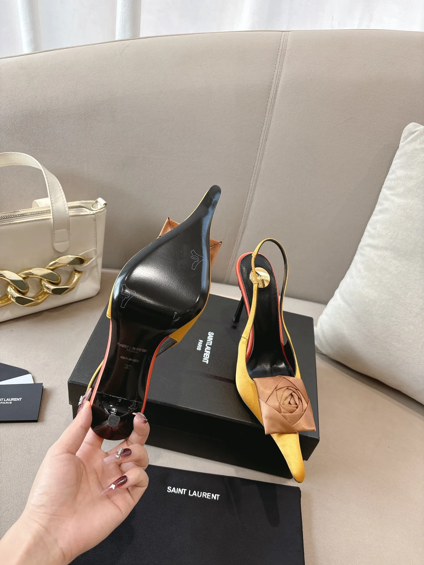 👟👟Ex-factory price 680👟👟 Saint Laurent ysl 25ss/autumn and winter ready-to-wear flower series catwalk style high heels. The toe and contrasting color design make the final effect quite impressive. The different colors are also very beautiful. Straight heels, curved heels, with flowers, and without flowers can be selected. Only YSL understands women’s hearts best and does not accept refutation. It is a super invincible feminine artifact, a must-have for women (z-brand full-body customization, own molded hardware accessories, perfect consistency) ✔ Upper: imported cow patent leather ✔ Inner lining: imported 🐑 goat leather ✔ Sole: imported genuine leather outsole ✔ Heel height: 10.5cm ✔ Size: 36-39 (40, 41, 42 can be customized and non-returnable) Flower style (full set of packaging)
